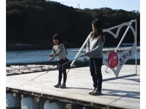【三重・志摩】手ぶらでOK！真珠養殖場の筏の上で魚釣り体験