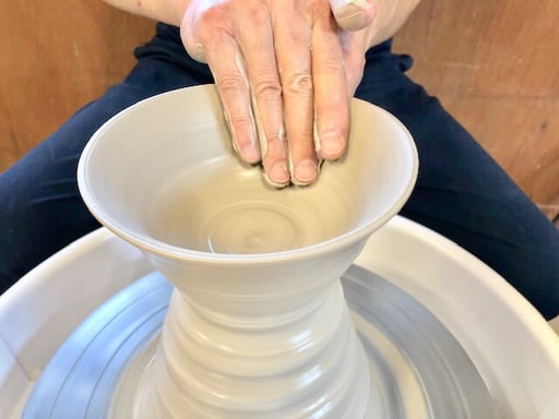 群馬 藤岡 電動ろくろ陶芸体験 予約 ＜誰でもプロ陶芸家の気分を味わえる！＞