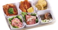 [新旅.jp] 大阪・関西万博の「くら寿司」に世界の料理を詰め合わせたお持ち帰りセットが登場
