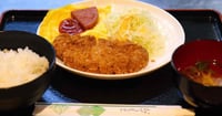 [新旅.jp] 低価格でボリューミーな“沖縄食堂文化”を堪能！「沖縄家庭料理の店 ケンミン食堂」（那覇空港グルメ）