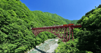 [新旅.jp] トロッコ電車で日本一深いV字峡へ「2026黒部峡谷鉄道」源泉露天風呂や「猫又駅」へ