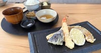[新旅.jp] 築100年のレトロ建築で、揚げたてを1品ずつ。南砺・井波「かすがい」本格天ぷらランチが1,000円台
