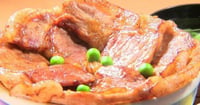 [新旅.jp] このスタミナと香ばしさは実は「切ない憧れ」だった…！北海道グルメ「豚丼」のヒミツ