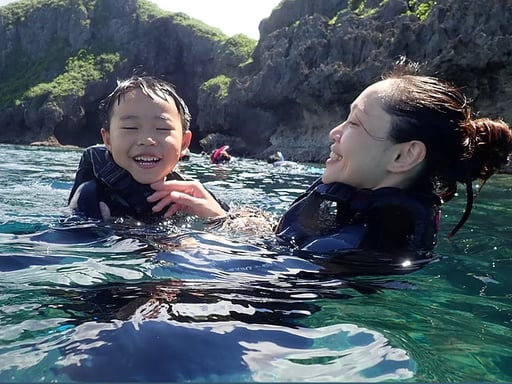 恩納村 青の洞窟でファミリーシュノーケリング体験【現地支払い価格より25% OFF】