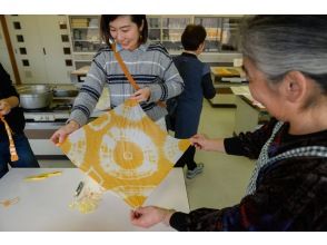 【秋田県・横手市】増田特産りんごの枝葉を使ったりんご染め！自然で鮮やかな風合いの自分だけのハンカチ・ストール作り！お茶っこタイム付