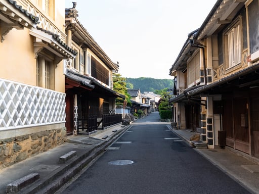 愛媛 内子の町並み散策ガイドツアー+ミニ升作り体験 <少人数制>